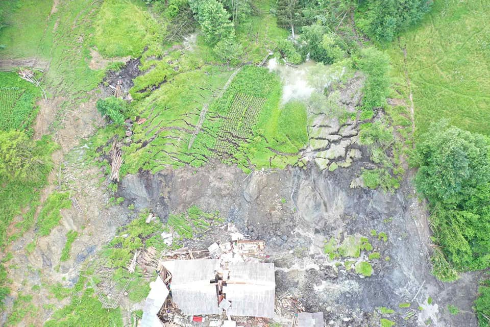 ВІДЕОФАКТ. Наслідки зсуву гори на Рахівщині, який зруйнував хату, показали з квадрокоптера