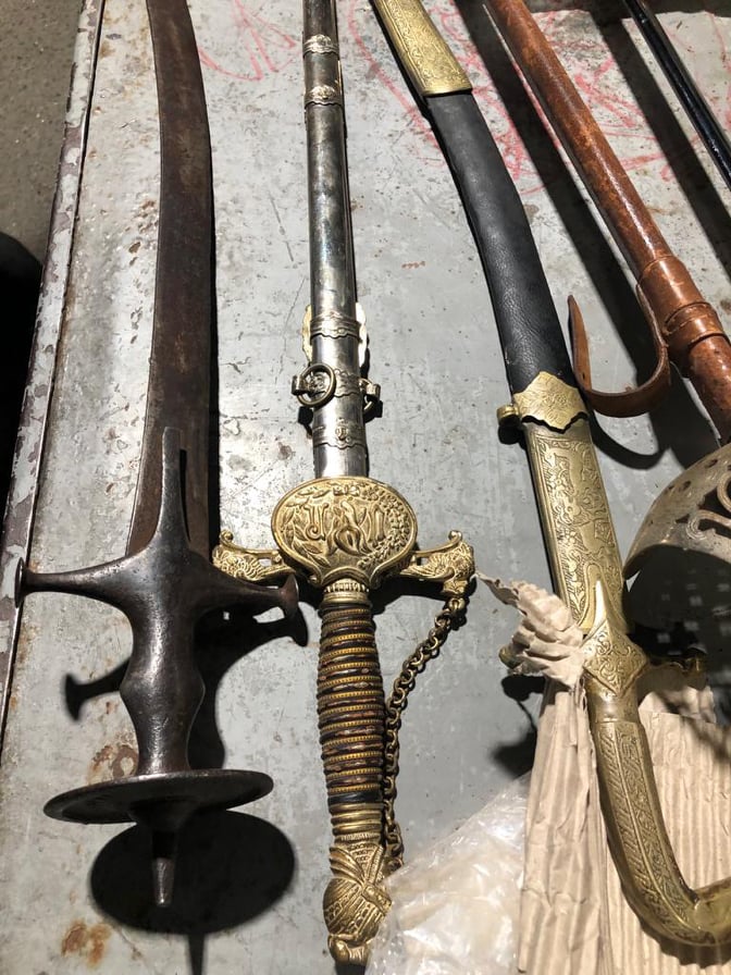 Під час огляду мікроавтобусу на кордоні на Закарпатті виявили старовинні 4 шаблі та меч (ФОТО)