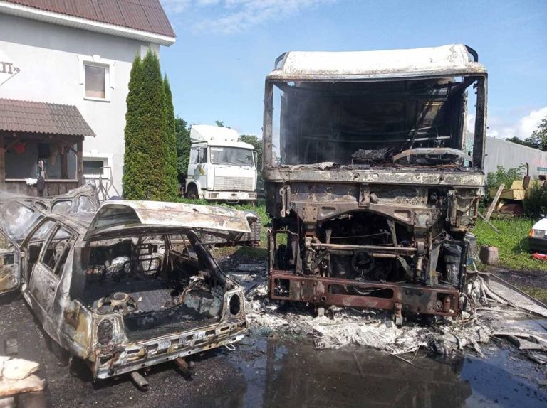 У Дийді на Берегівщині на території підприємства згоріли "Таврія" і вантажівка "Рено" (ФОТО)