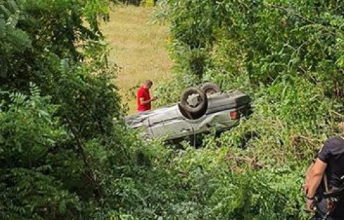 На Виноградівщині авто злетіло з дороги та перекинулося (ФОТО)