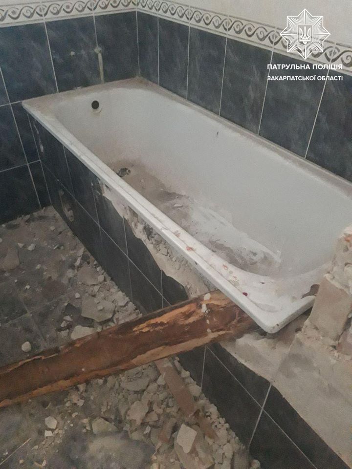 В Ужгороді затримали двох чоловіків, які намагалися демонтувати ванну у колишньому готелі (ФОТО)