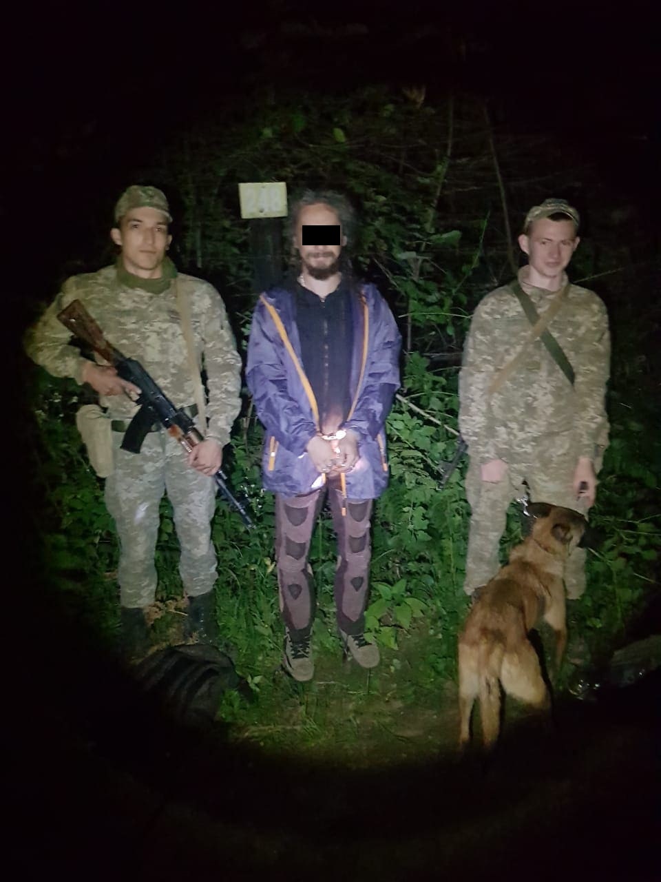 Поблизу кордону в лісі на Закарпатті затримали румуна, що намагався дістатися Німеччини (ФОТО)