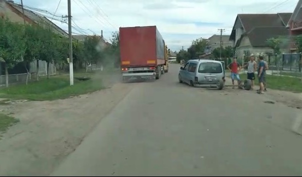ФОТОФАКТ. На Мукачівщині авто на ходу "загубило" задній міст