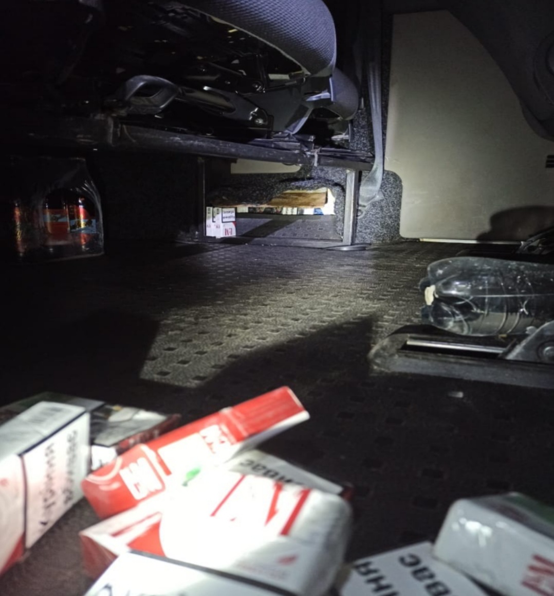 Під час огляду мікроавтобуса у ПП "Тиса" на Закарпатті у сховках знайшли 295 пачок сигарет (ФОТО)