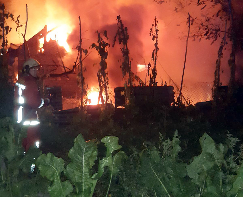 На Хустщині, поки власниць не було вдома, загорівся житловий будинок (ФОТО) 