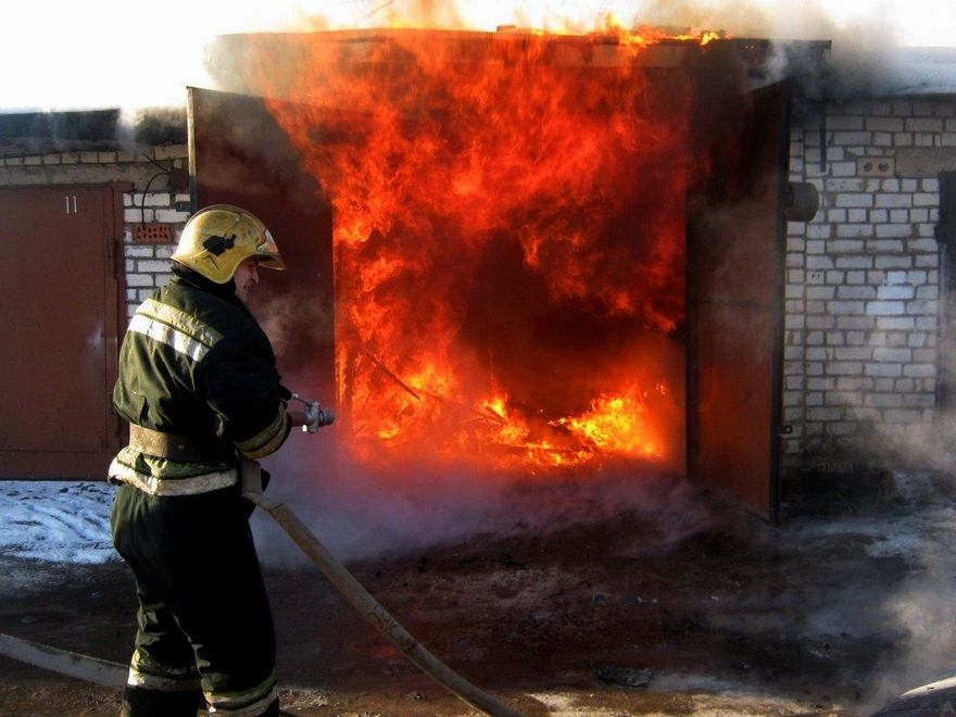 Під час пожежі в гаражі на Тячівщині згорів BMW 530
