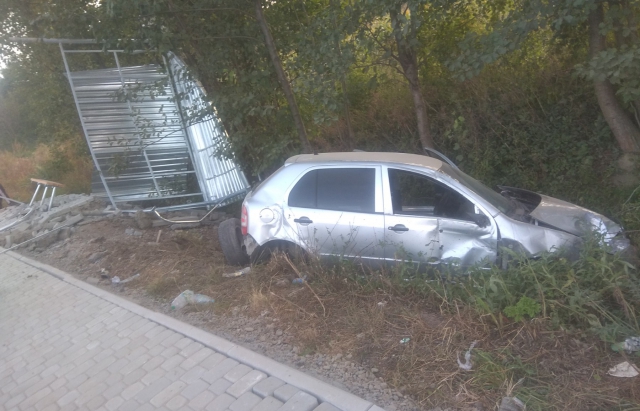 На Мукачівщині авто знесло зупинку та вилетіло у кювет (ФОТО)