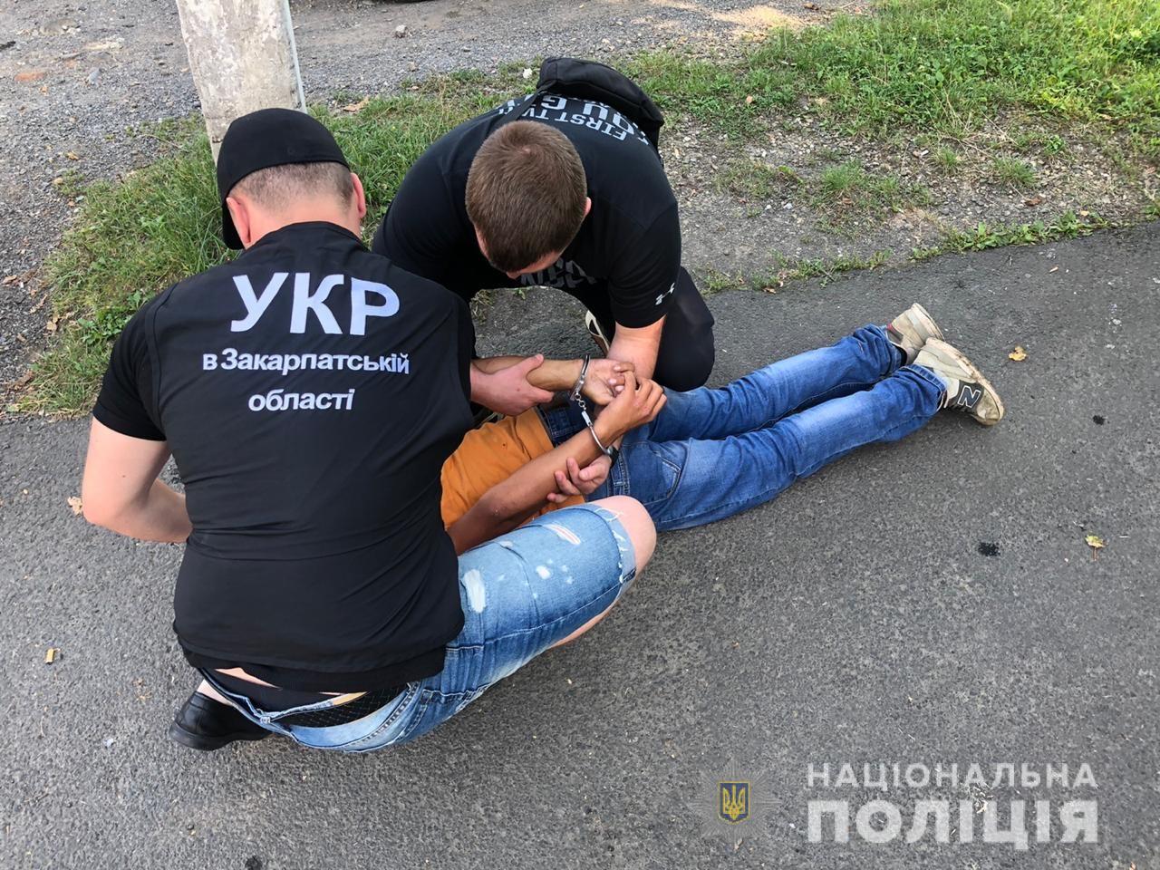 Погоджено підозру 15-річному підлітку, який з пістолетом пограбував АЗС в Ужгороді