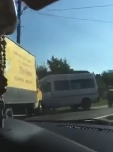 На Мукачівщині водій вантажівки виїхав на зустрічну смугу й зіткнувся з мікроавтобусом (ВІДЕО)