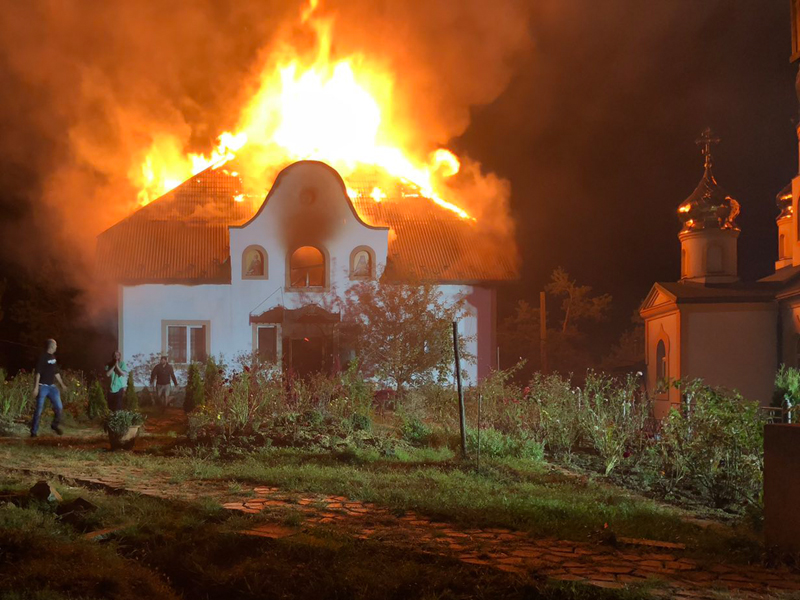 На Іршавщині з палаючого монастиря врятували трьох ченців (ФОТО)