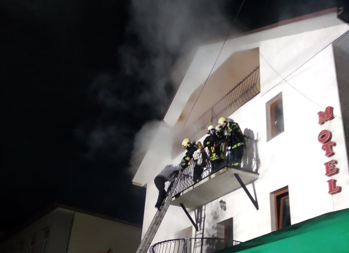 У Воловці під час пожежі у мотелі врятували 3 людей (ФОТО)