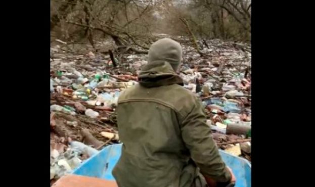На Латориці в межах Мукачівщини  утворився сміттєвий затор довжиною в десятки метрів (ВІДЕО)