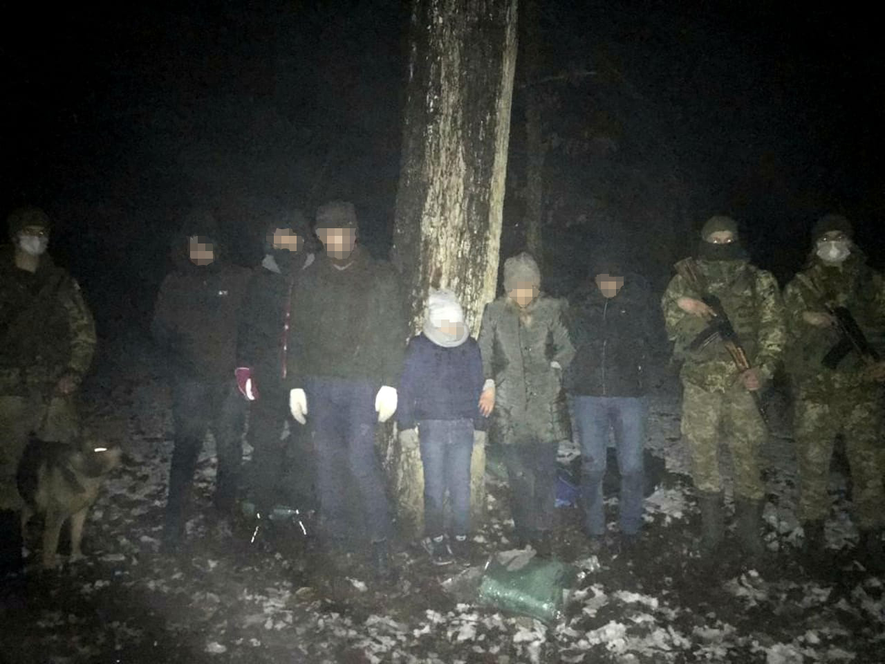 Поблизу кордону зі Словаччиною на Закарпатті намагались сховатись 6 іранців (ФОТО)