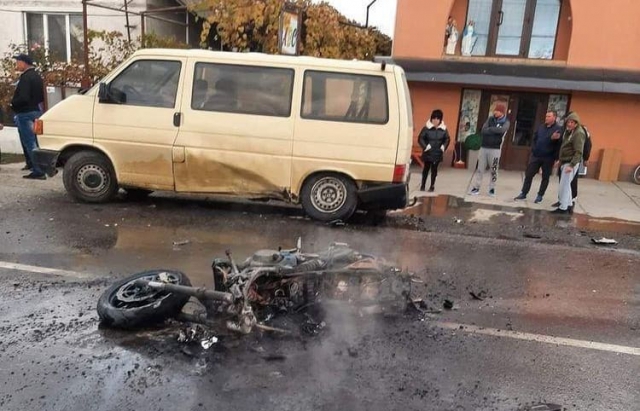 На Берегівщині внаслідок зіткнення з мікроавтобусом згорів мотоцикл (ФОТО)