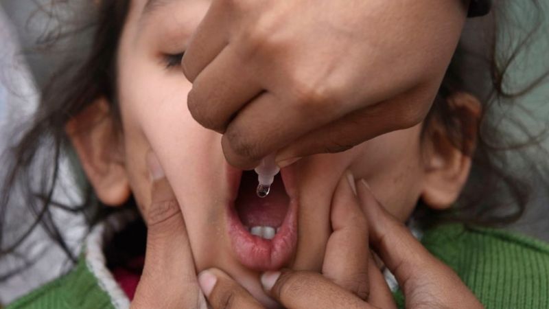 Спалах поліомієліту на Закарпатті: інфіковано вже 5 дітей, одну дитину паралізувало (ФОТО)