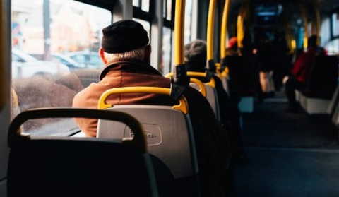 У громадському транспорті Ужгорода з суботи відновлюється перевезення пільговиків