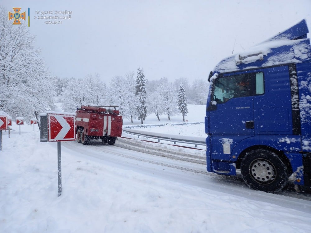 На Закарпатті буксирували вантажівку, що через сніг та ожеледицю перекрила рух іншим авто на перевалі (ФОТО)