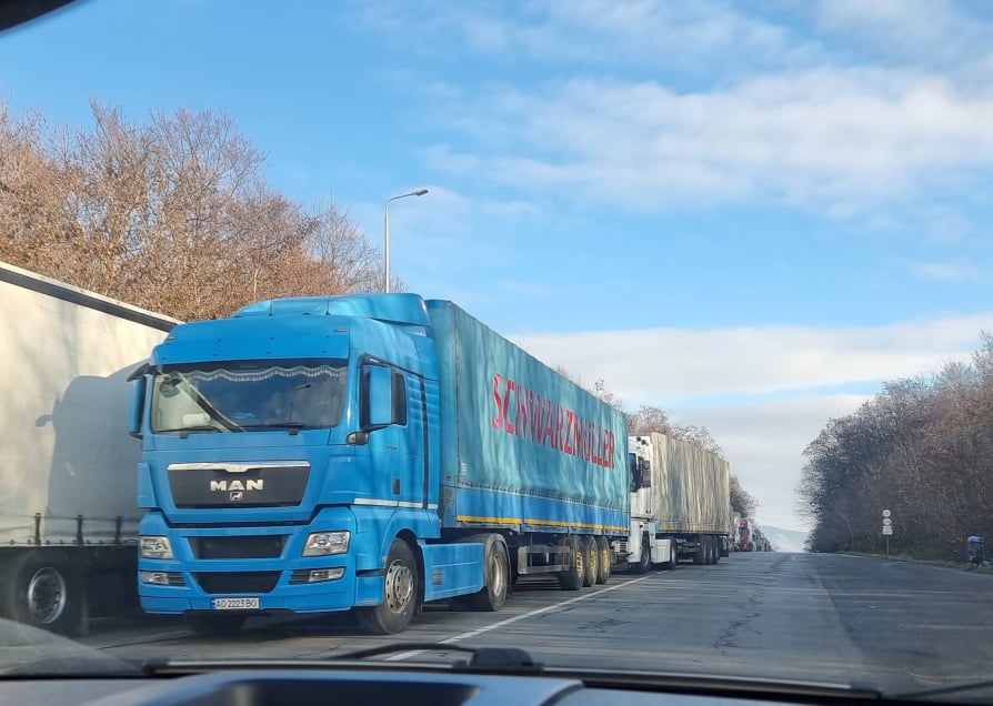 ФОТОФАКТ. Перед КПП "Ужгород" – велетенська черга вантажівок