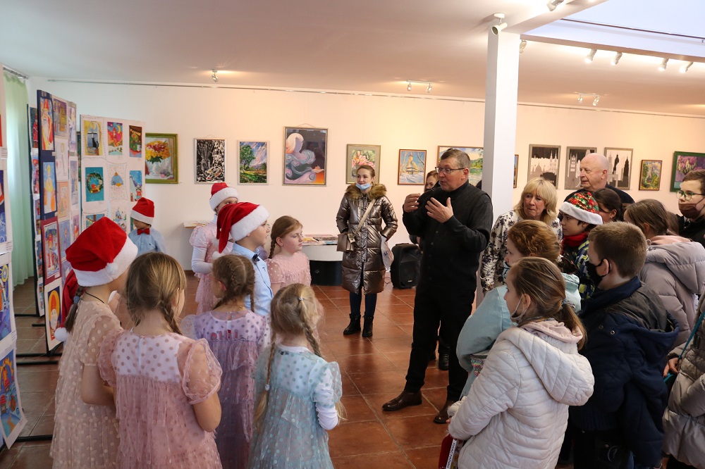 В ужгородському скансені відкрилася виставка учнівських малюнків "До нас іде Миколай" (ФОТО)