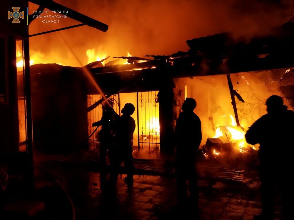 На Мукачівщині під час пожежі врятували від знищення житловий будинок (ФОТО)
