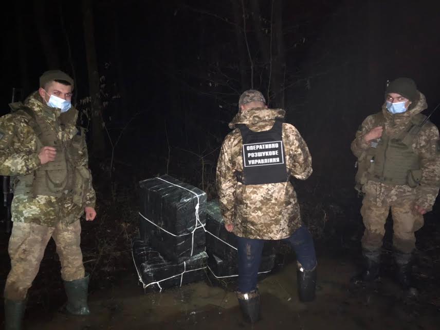 За 50 м від кордону на Закарпатті знайшли 21 ящик сигарет та дошку для подолання контрольно-слідової смуги (ФОТО)