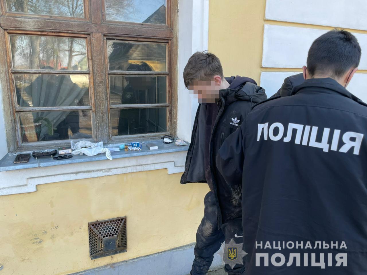 У неповнолітнього мешканця Виноградова вилучили кастет і наркотики (ФОТО)