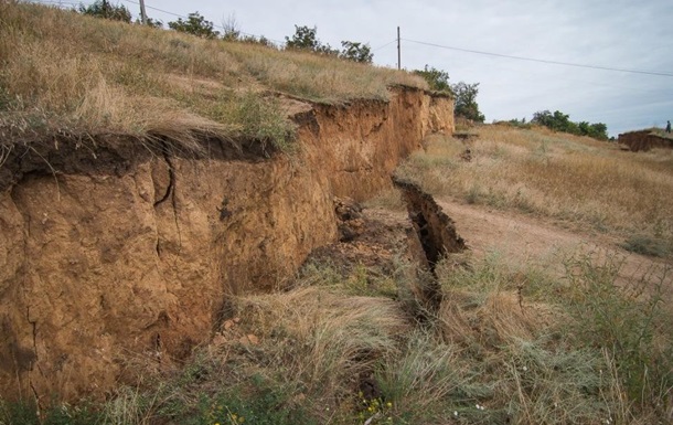 На Тячівщині поступовий зсув ґрунту може зруйнувати житловий будинок