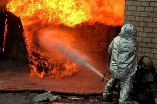 Вечірня пожежа в гаражах в Ужгороді знищила один Renault і пошкодила відсік двигуна ще одного