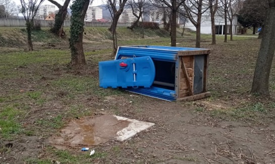 ФОТОФАКТ. У Мукачеві вандали понівечили біотуалет в парку