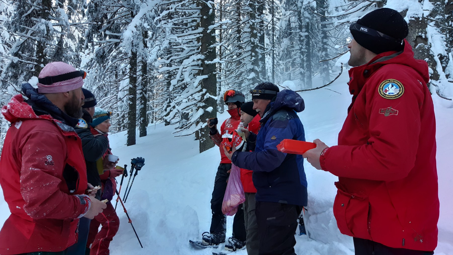 Рятувальники вранці неділі знайшли сноубордиста з Буштина, який заблукав на Драгобраті в суботу (ФОТО)