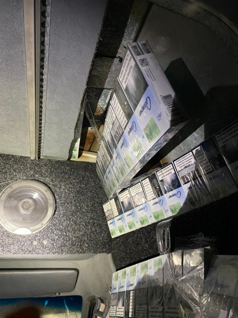 Приховавши 240 пачок сигарет у подвійній стелі авто, румун залишив на кордоні на Закарпатті свій мікроавтобус (ФОТО)