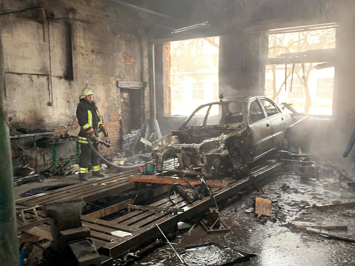 На Закарпатті під час пожежі в приміщенні для ремонту автомобілів згорів Daewoo Lanos (ФОТО)