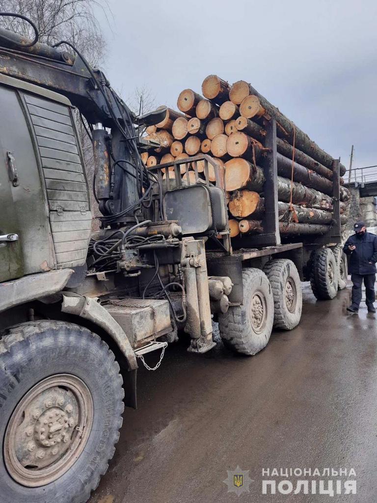 На Рахівщині затримали 2 вантажівки з хвойною деревиною з сумнівними документами (ФОТО)