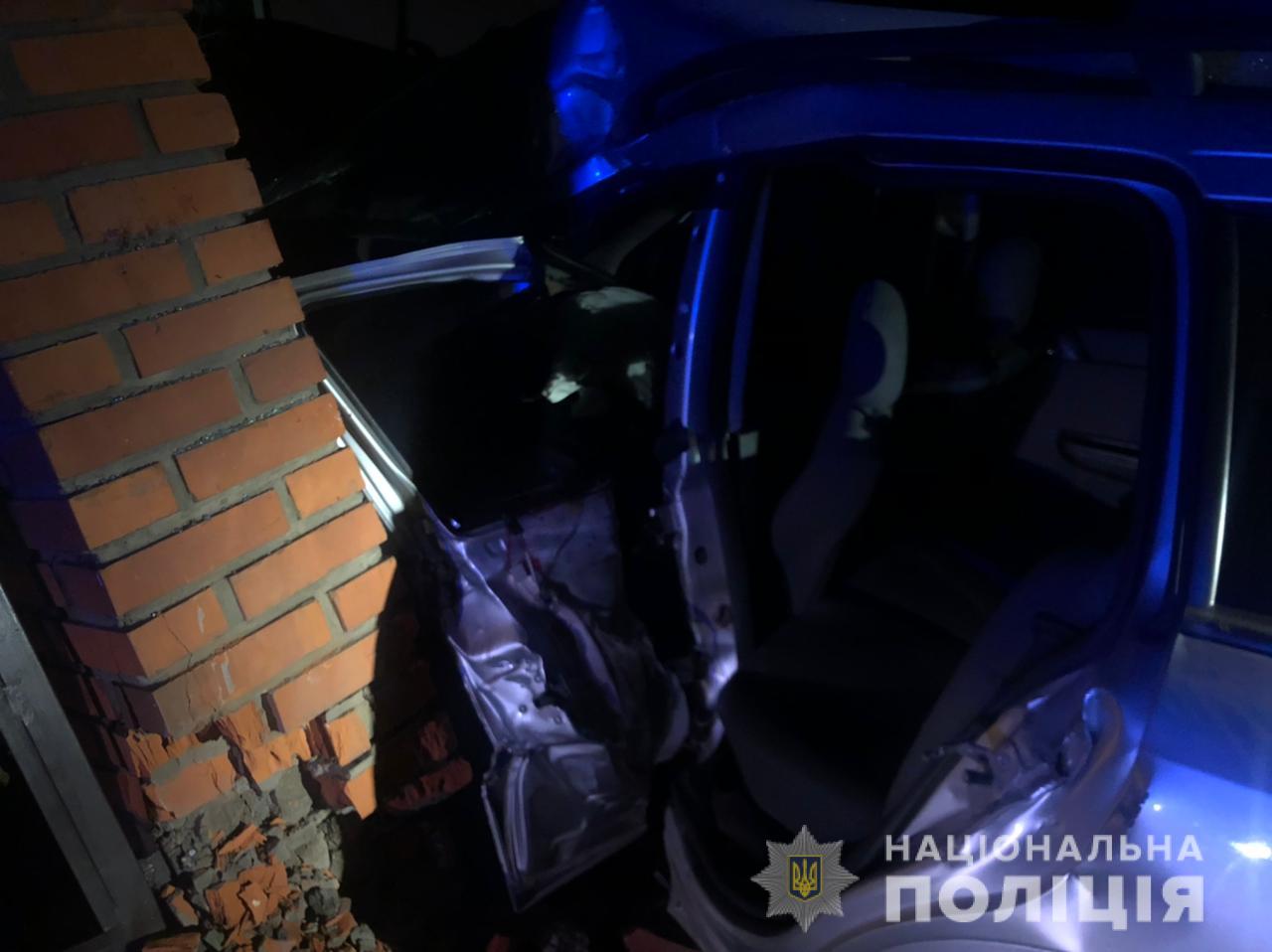 На Мукачівщині "Опель" врізався у паркан приватного будинку: водій загинув, пасажир – у лікарні (ФОТО)
