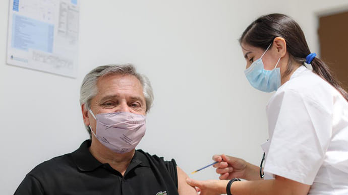 Президент Аргентини, щеплений наприкінці січня російською вакциною, заразився коронавірусом