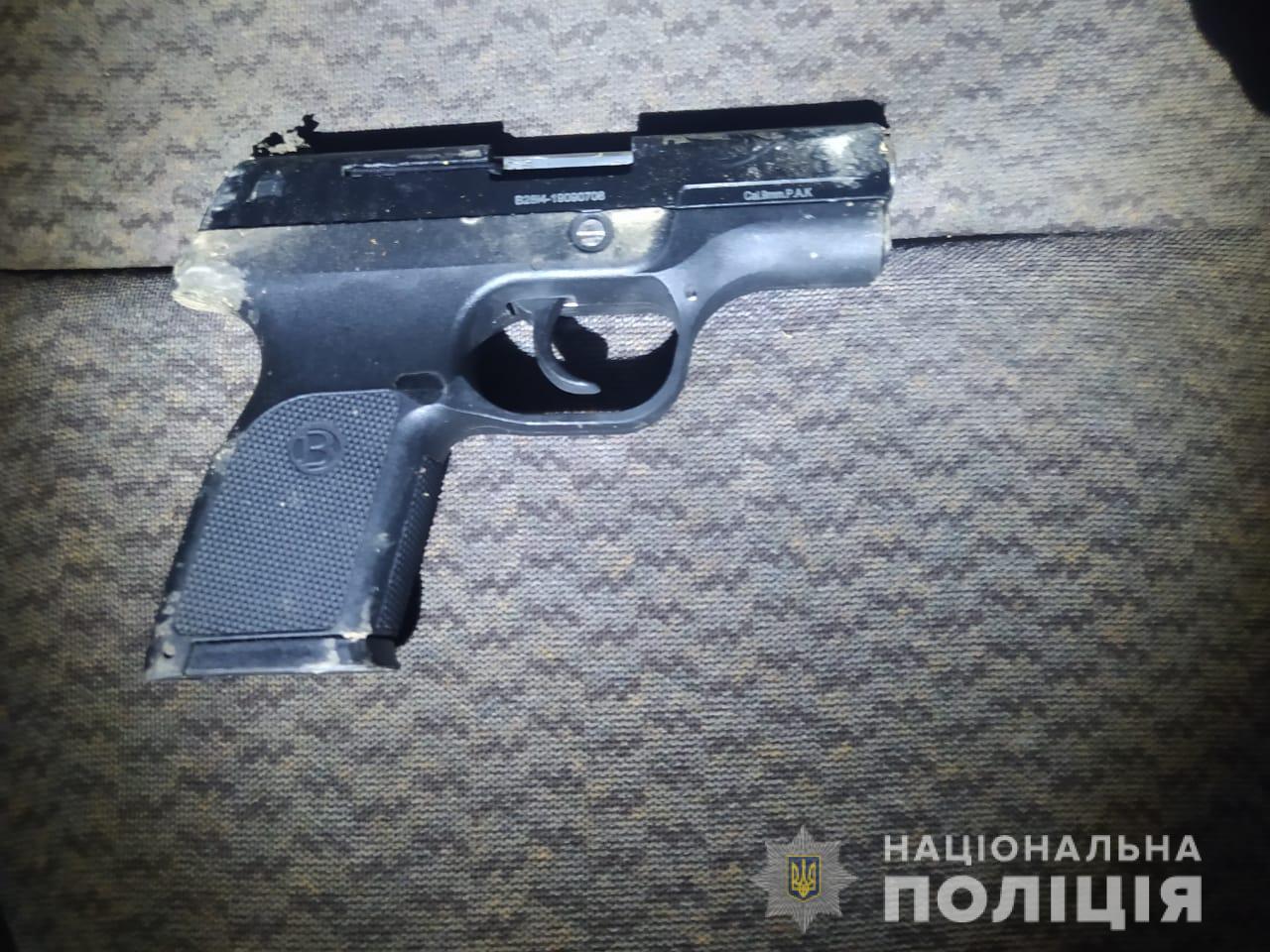 В автівці мешканця Берегівщини знайшли травматичний пістолет з ознаками переробки і без дозвільних документів (ФОТО)