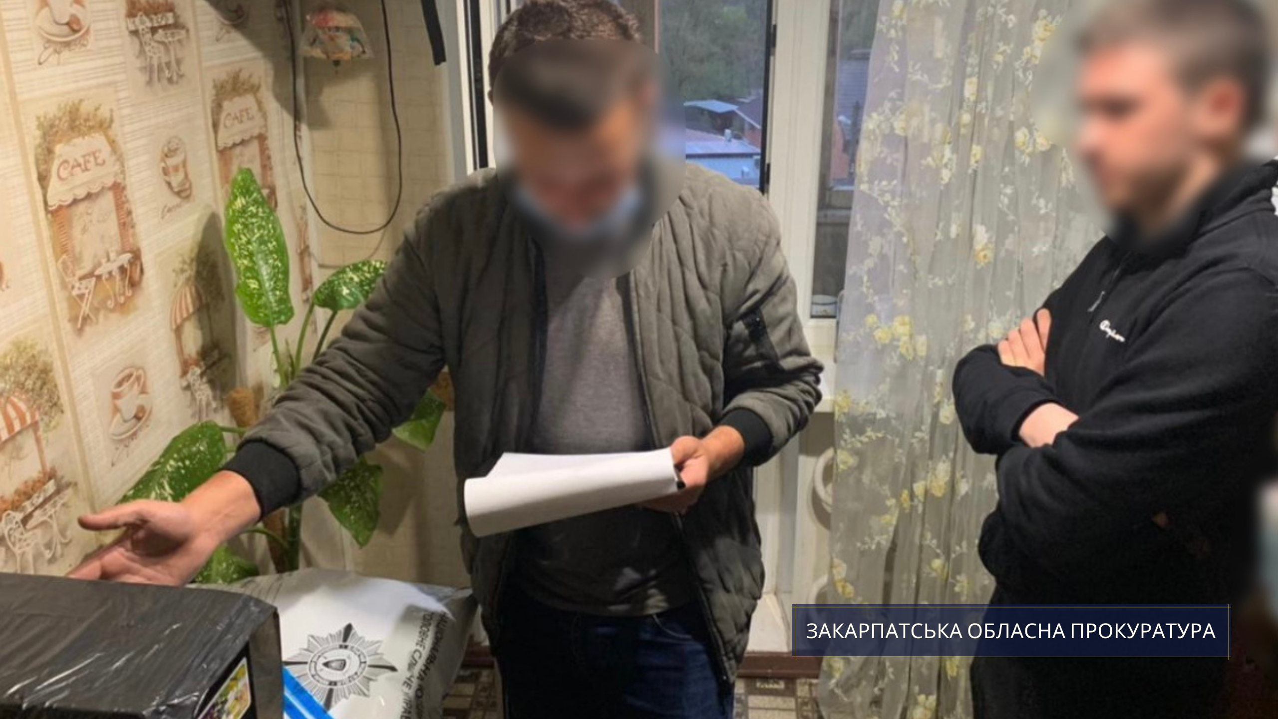 Двох підозрюваних у розклеюванні листівок із провокативними надписами в Берегові взято під "нічний" домашній арешт 