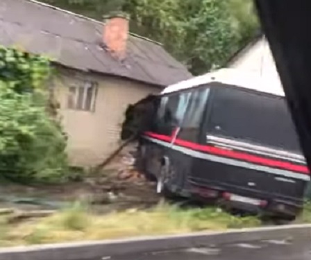 На Рахівщині автобус пробив стіну та влетів у будинок (ВІДЕО)