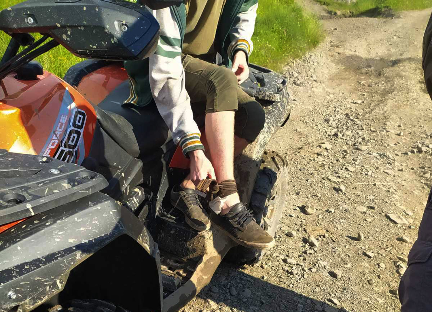 На Закарпатті допомагали 17-річному туристу зі Львова, якого в горах вкусила змія (ФОТО)