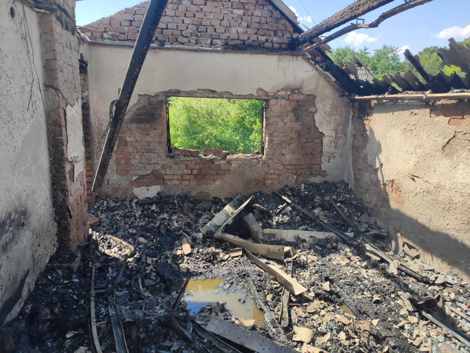У дачному масиві на Ужгородщині гасили пожежу в будинку (ФОТО)