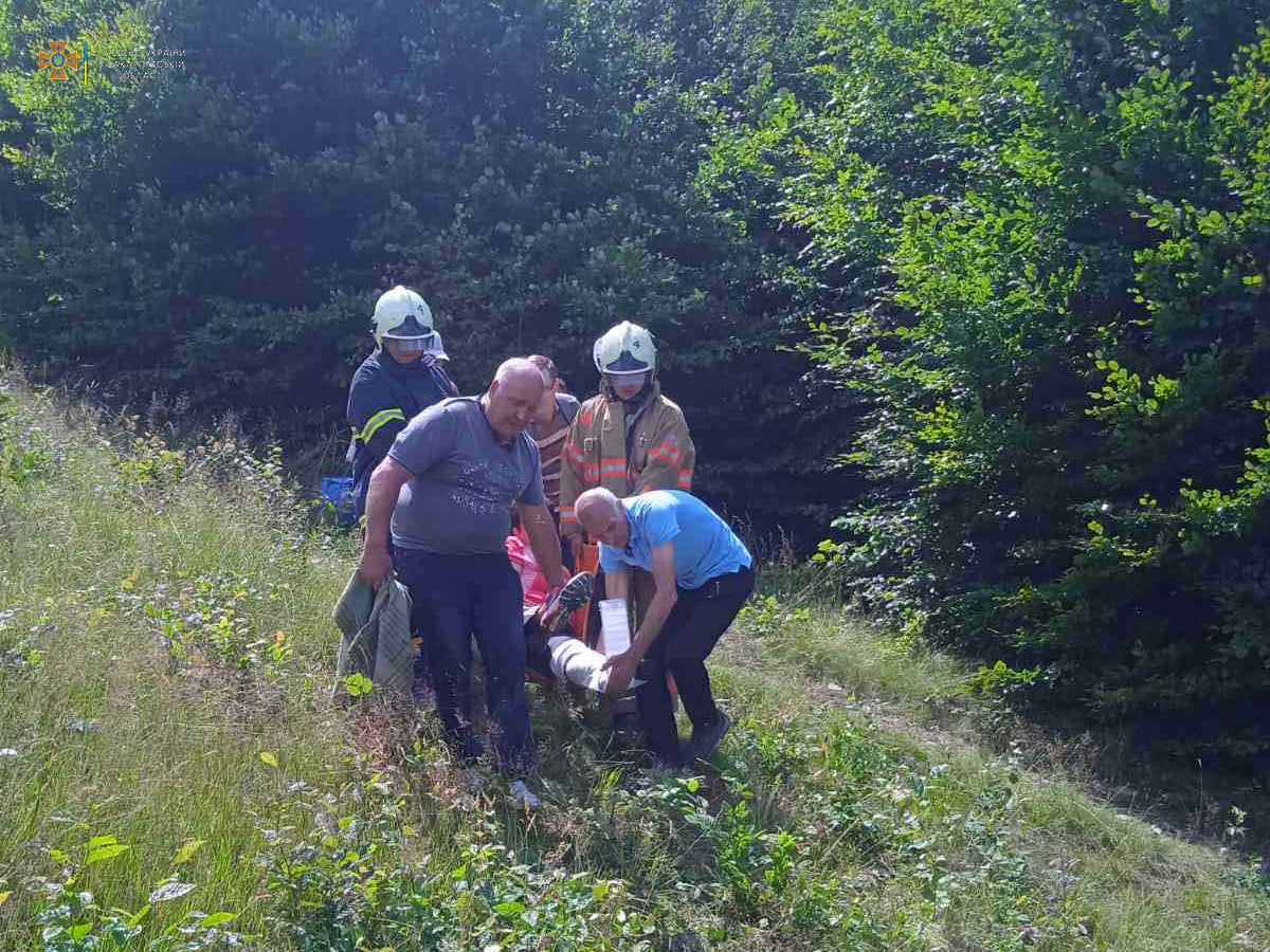 Міжгірські рятувальники ношами транспортували з гори травмовану жінку (ФОТО)