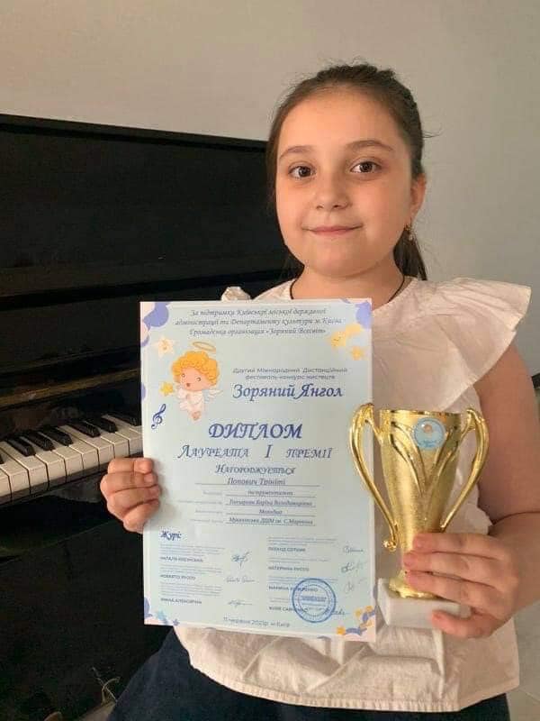 Юна піаністка з Мукачева здобула перемогу на Міжнародному дистанційному фестивалі-конкурсі мистецтв (ФОТО)