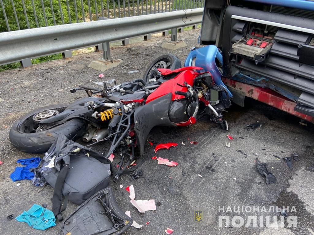 Неподалік Сваляви львів'янин на мотоциклі "смертельно" врізався у вантажівку (ФОТО)