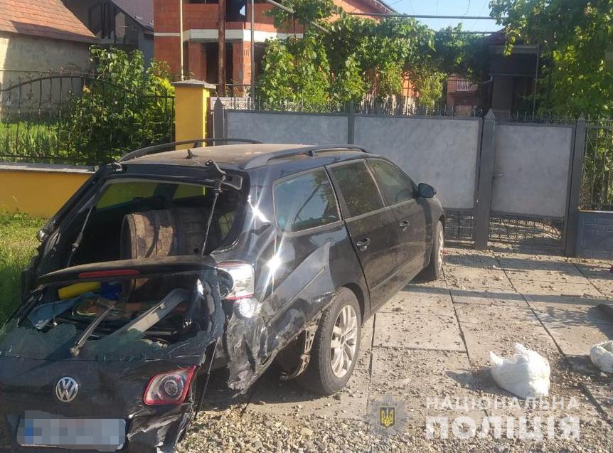 У Страбичові п'яний водій Infiniti збив чоловіка біля припаркованого авто (ФОТО)