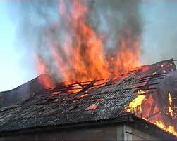Під час значної пожежі на Тячівщині згоріли дахи двох сусідських будинків та 2 надвірних споруд