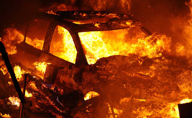 Під час пожежі в Ужгороді в будівлі,що не експлуатується, згоріло авто