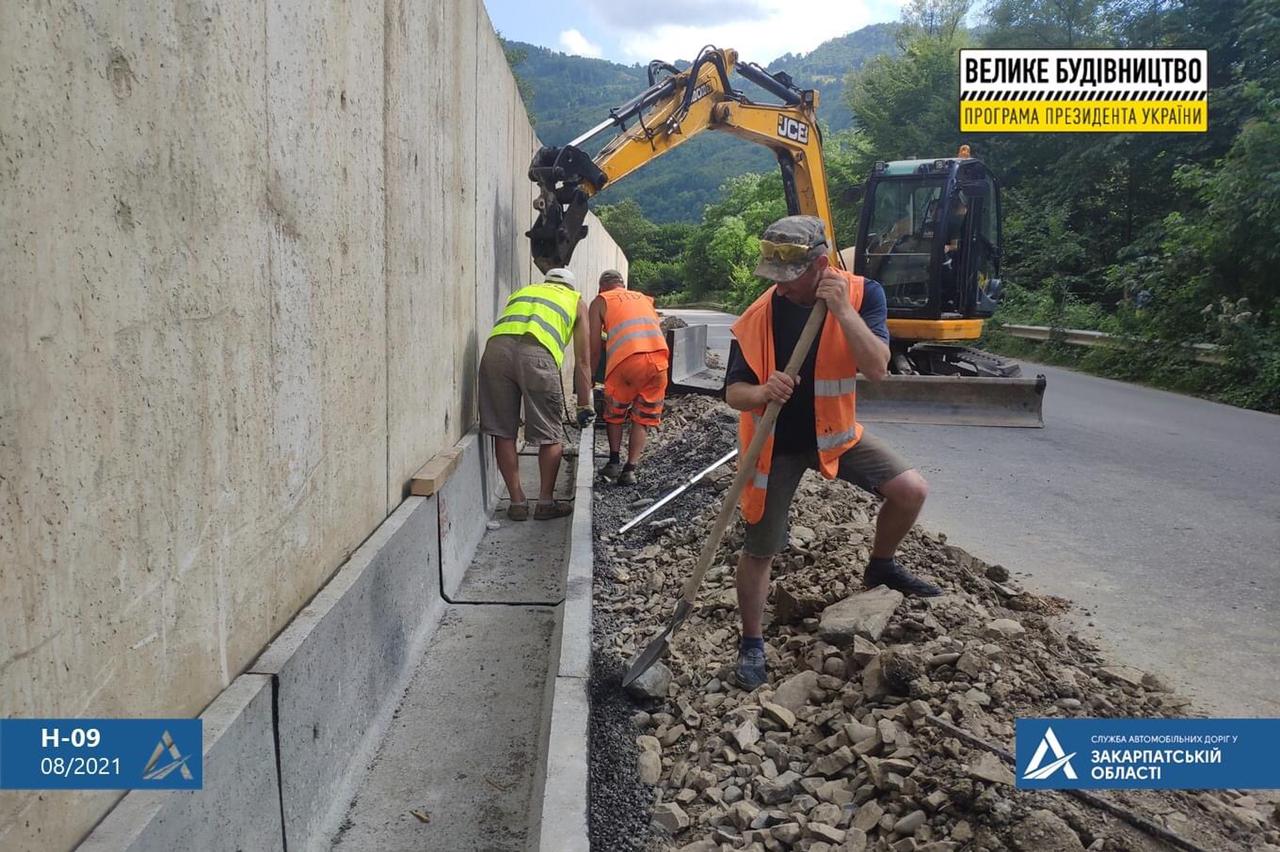 На Рахівщині завершують будівництво однієї з найдовших підпірних стінок в області (ФОТО)
