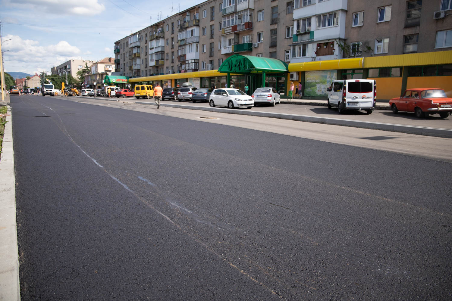 У середу в Ужгороді продовжать асфальтування вулиці Капушанської, рух для авто буде перекрито (ФОТО)