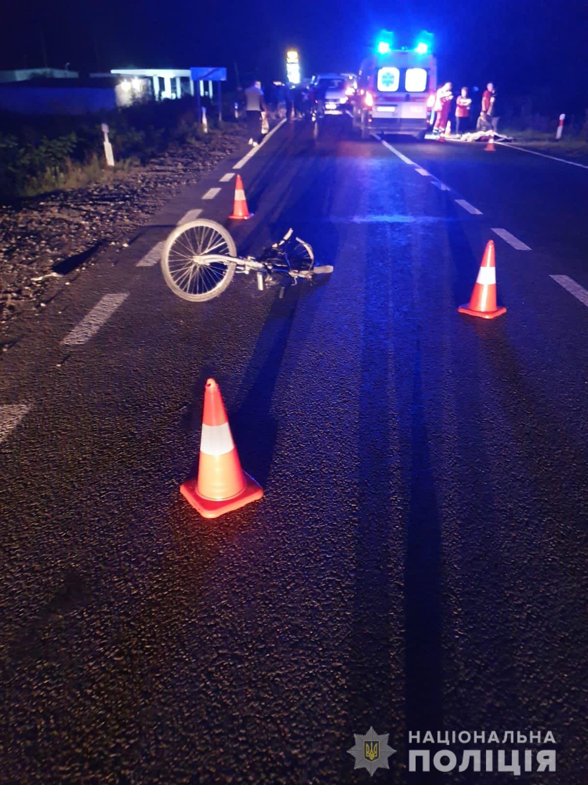 У селі неподалік Іршави водій легковика смертельно наїхав на 13-річного велосипедиста, що раптово почав переїжджати дорогу (ФОТО)