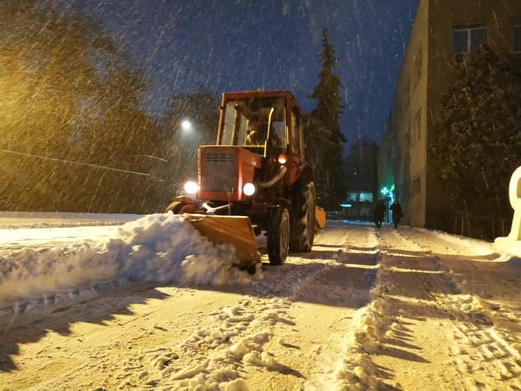 На вулиці Ужгорода через погіршення погоди виходить снігоприбиральна техніка 